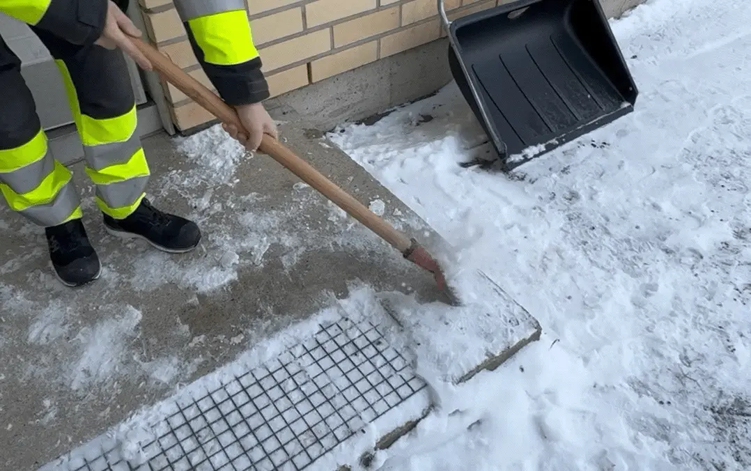 Poista jäätynyt lumi